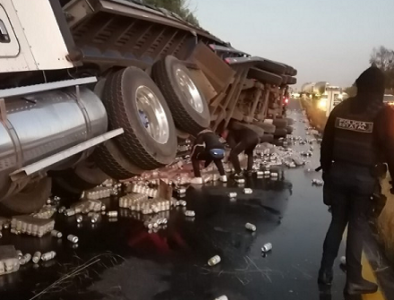 Cuantiosos daños en la volcadura de un tráiler en Mapimí; hubo rapiña