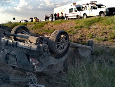 Dos lesionados graves en fuerte volcadura entre Gómez Palacio y Mapimí