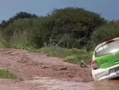 Taxista sobrevivió a la fuerte corriente de un arroyo en Guadalupe Victoria