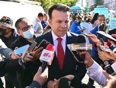 Cancela Esteban ‘compensaciones’ a funcionarios de alto nivel