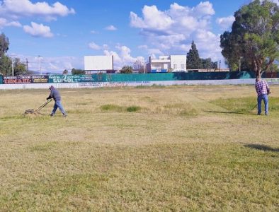 Servicios Generales da mantenimiento a áreas deportivas en Vicente Guerrero